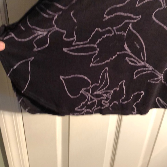 Back top with beige outline flowers - Picture 5 of 5